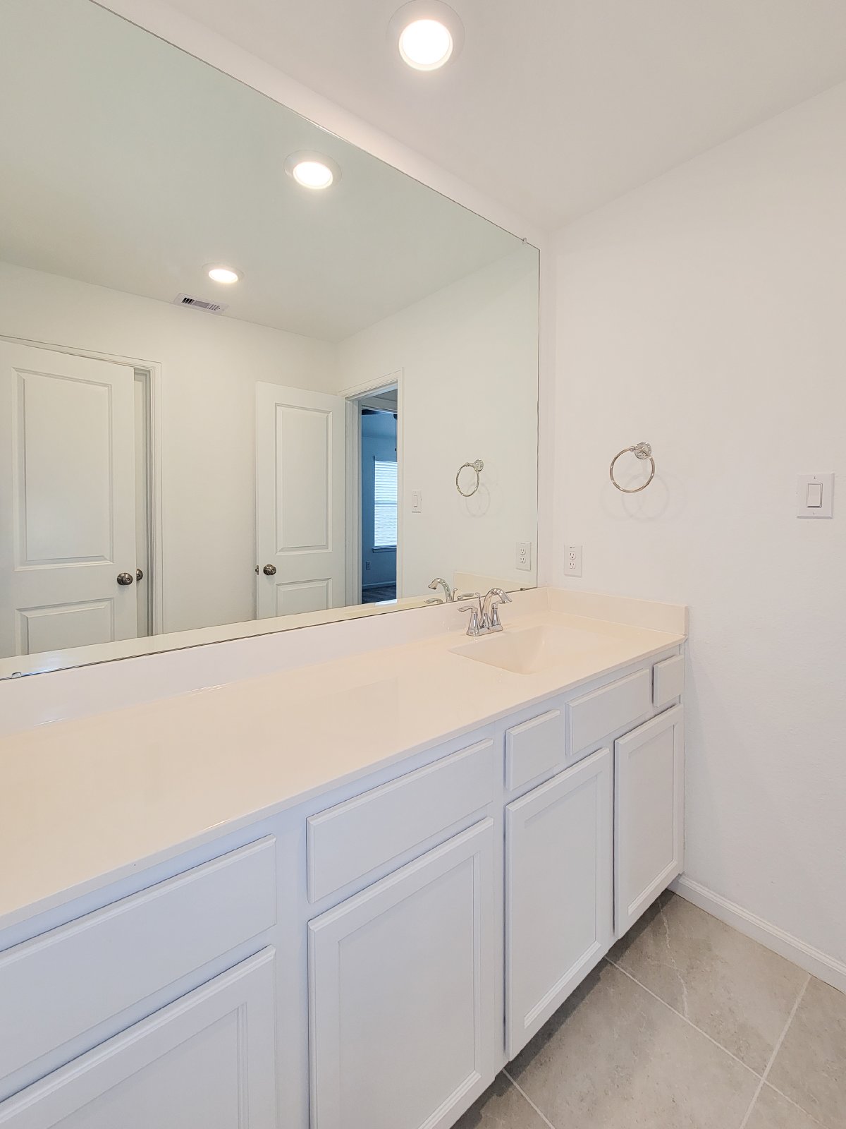 Beautiful 2-story home in Royal Brook at Kingwood featuring 4 bedrooms and 2.5 bathrooms property image