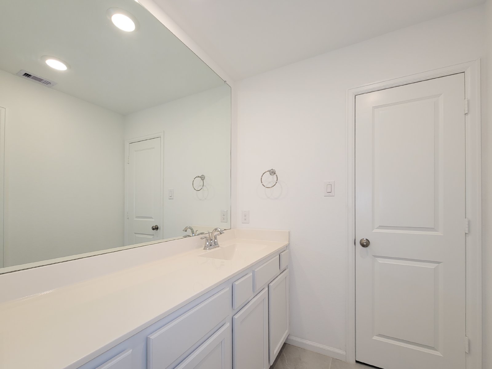 Beautiful 2-story home in Royal Brook at Kingwood featuring 4 bedrooms and 2.5 bathrooms property image