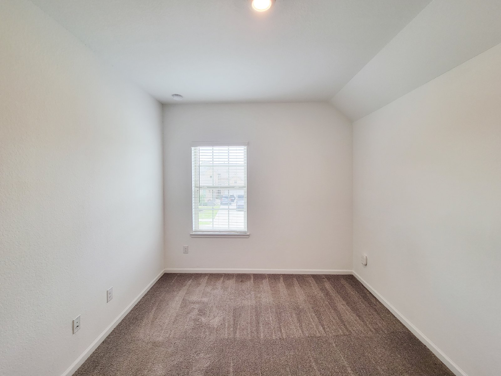 Beautiful 2-story home in Royal Brook at Kingwood featuring 4 bedrooms and 2.5 bathrooms property image