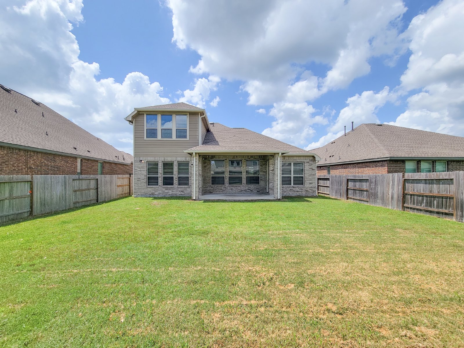 Beautiful 2-story home in Royal Brook at Kingwood featuring 4 bedrooms and 2.5 bathrooms property image