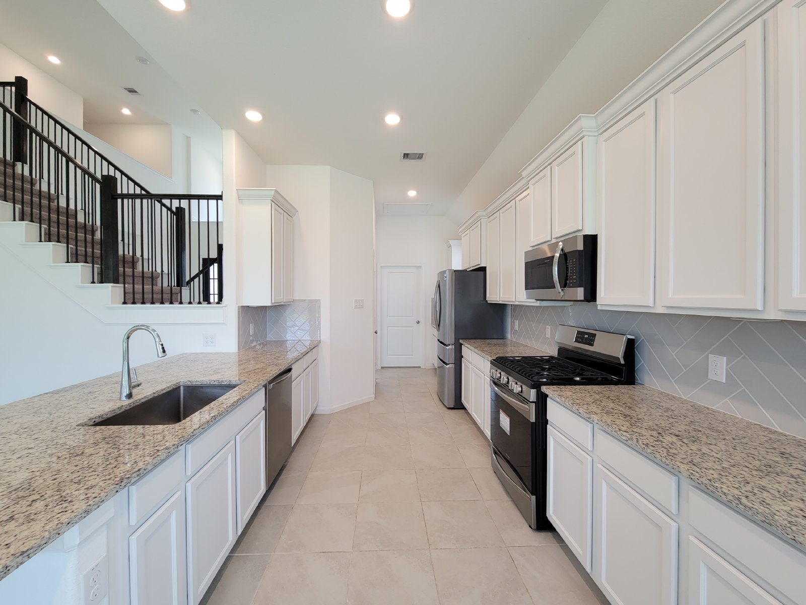 Beautiful 2-story home in Royal Brook at Kingwood featuring 4 bedrooms and 2.5 bathrooms property image