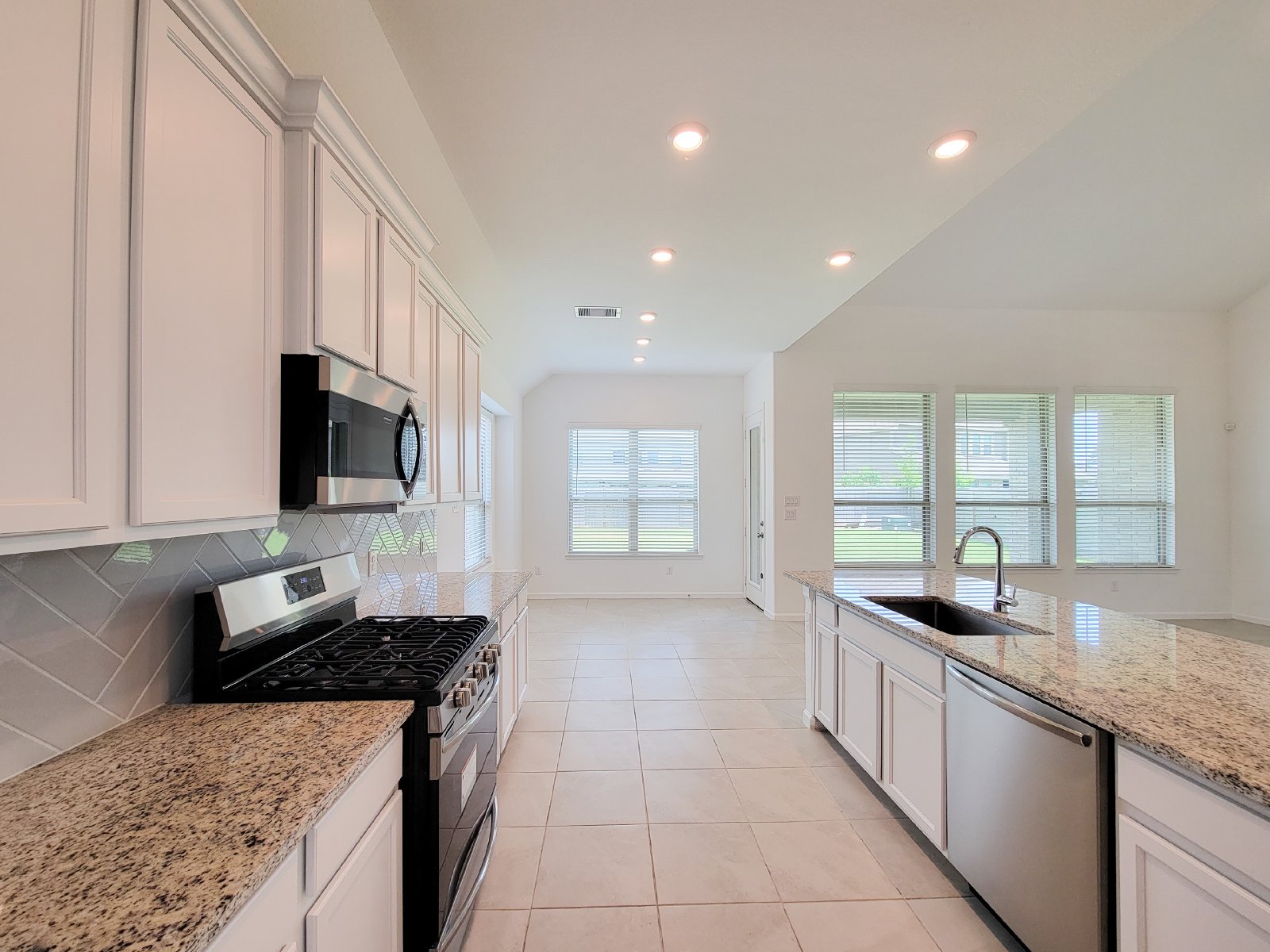 Beautiful 2-story home in Royal Brook at Kingwood featuring 4 bedrooms and 2.5 bathrooms property image
