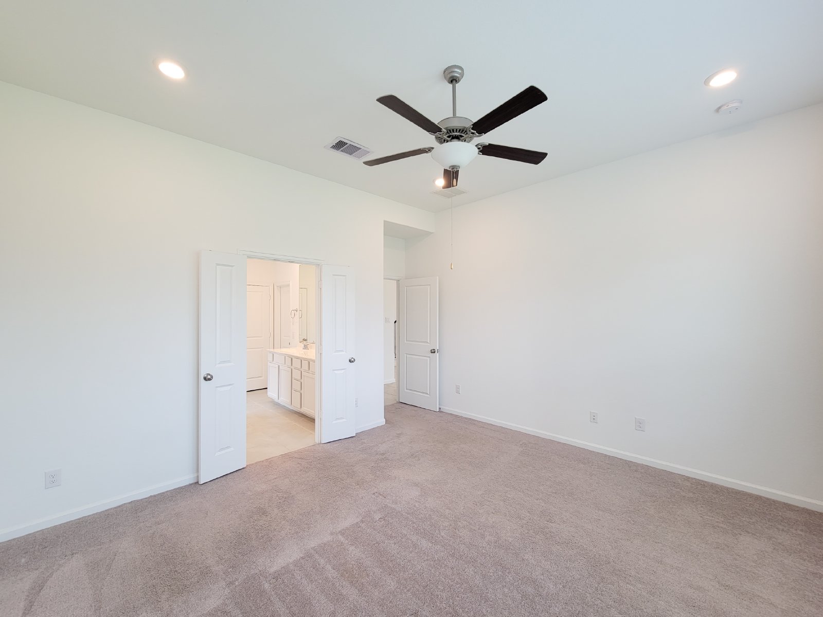Beautiful 2-story home in Royal Brook at Kingwood featuring 4 bedrooms and 2.5 bathrooms property image