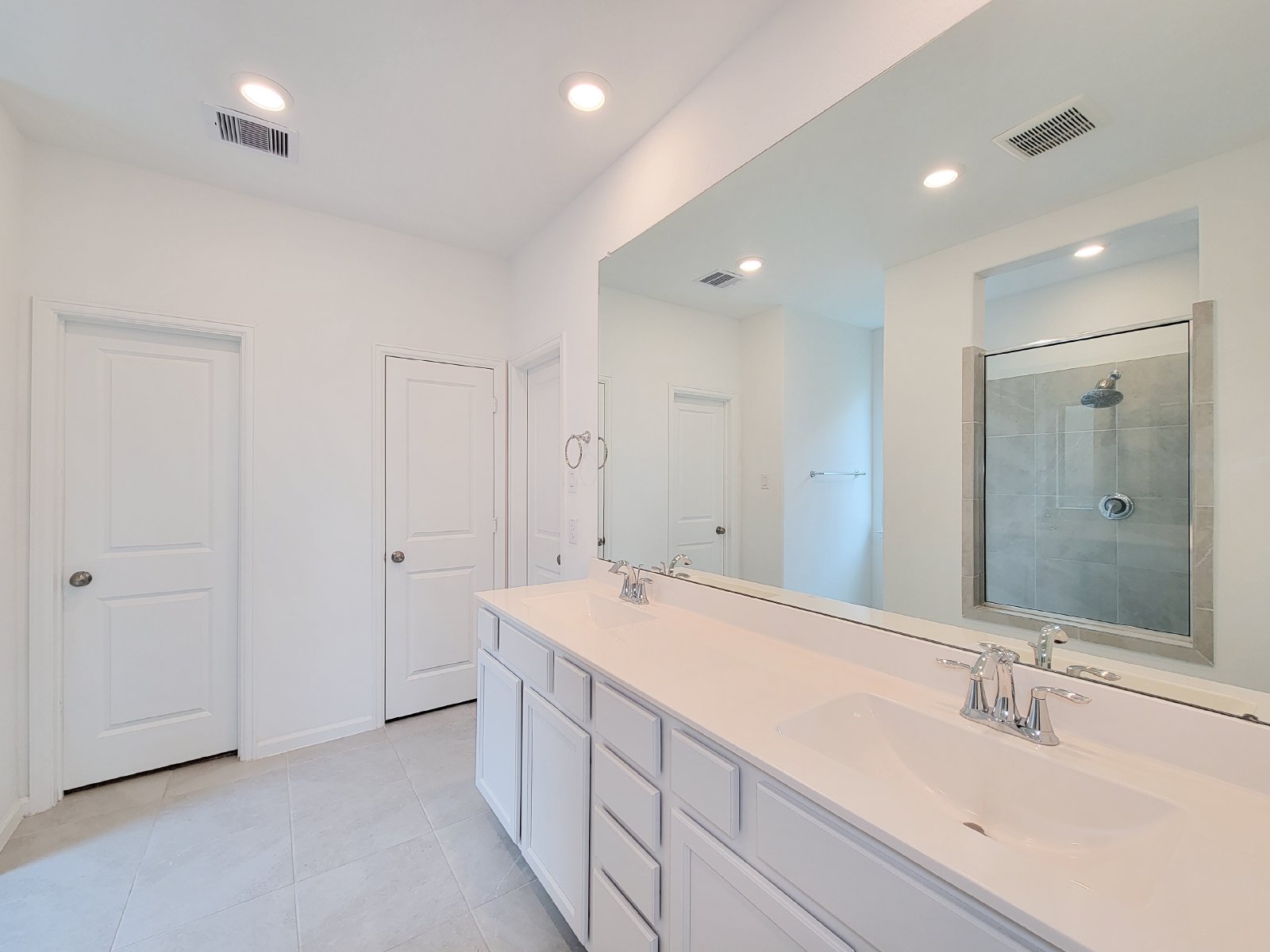 Beautiful 2-story home in Royal Brook at Kingwood featuring 4 bedrooms and 2.5 bathrooms property image