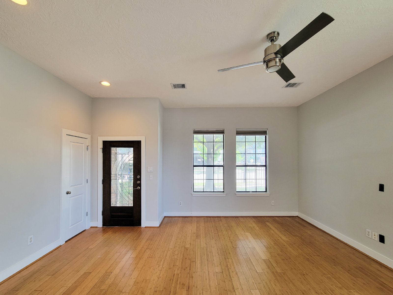 3 Bed Townhome in 77003 Near Minute Maid Park + First-Floor Living property image