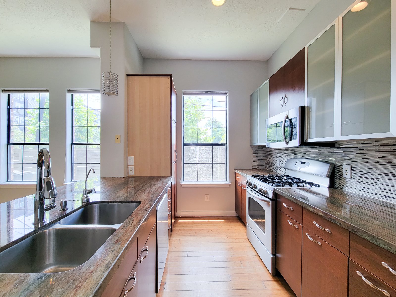 3 Bed Townhome in 77003 Near Minute Maid Park + First-Floor Living property image