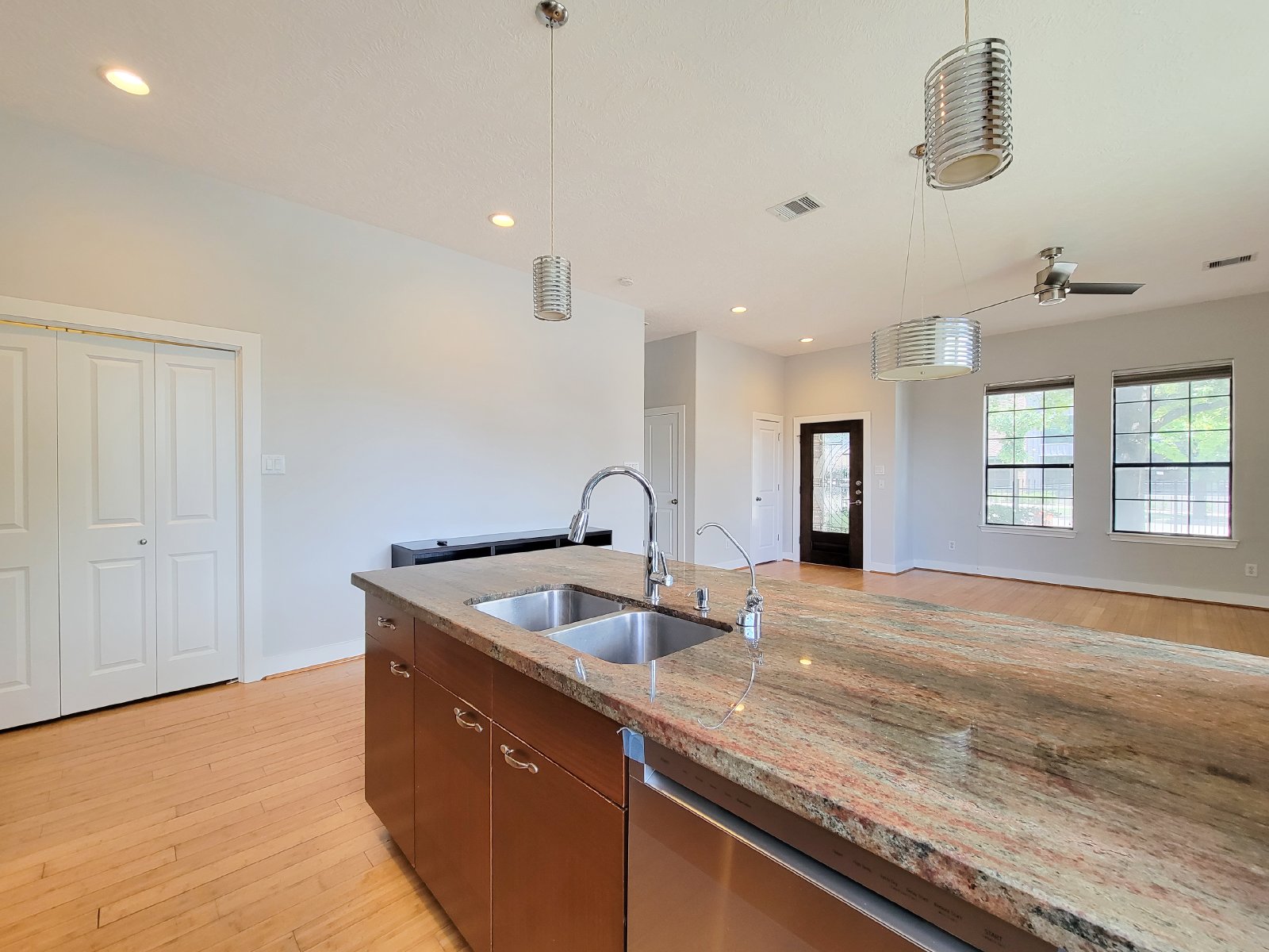 3 Bed Townhome in 77003 Near Minute Maid Park + First-Floor Living property image
