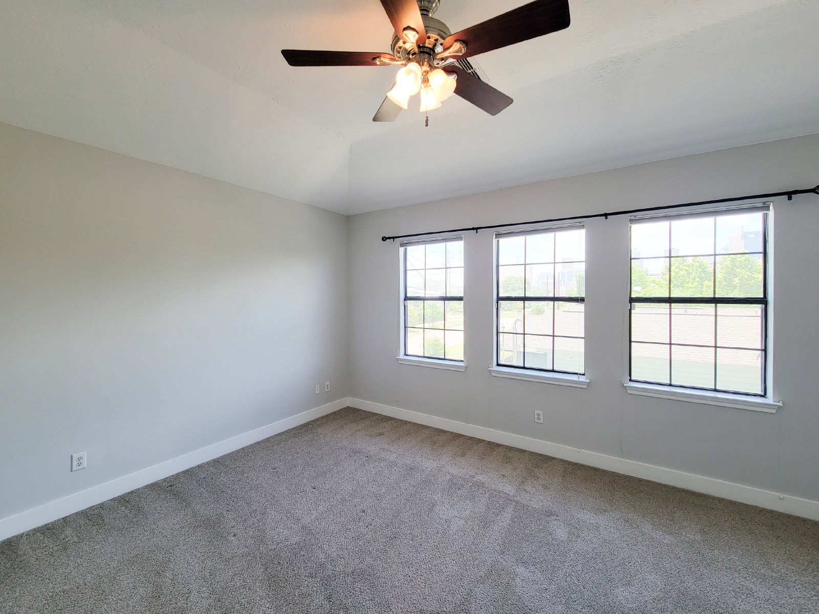 3 Bed Townhome in 77003 Near Minute Maid Park + First-Floor Living property image