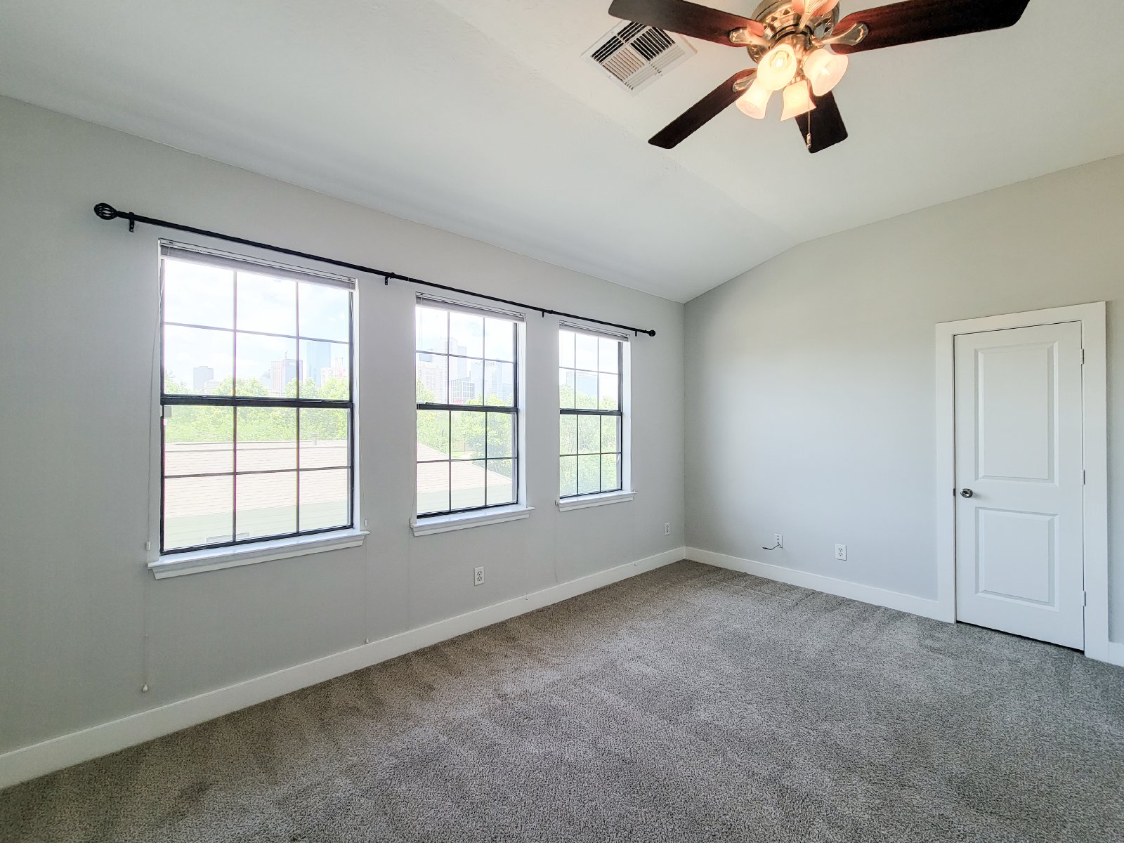 3 Bed Townhome in 77003 Near Minute Maid Park + First-Floor Living property image