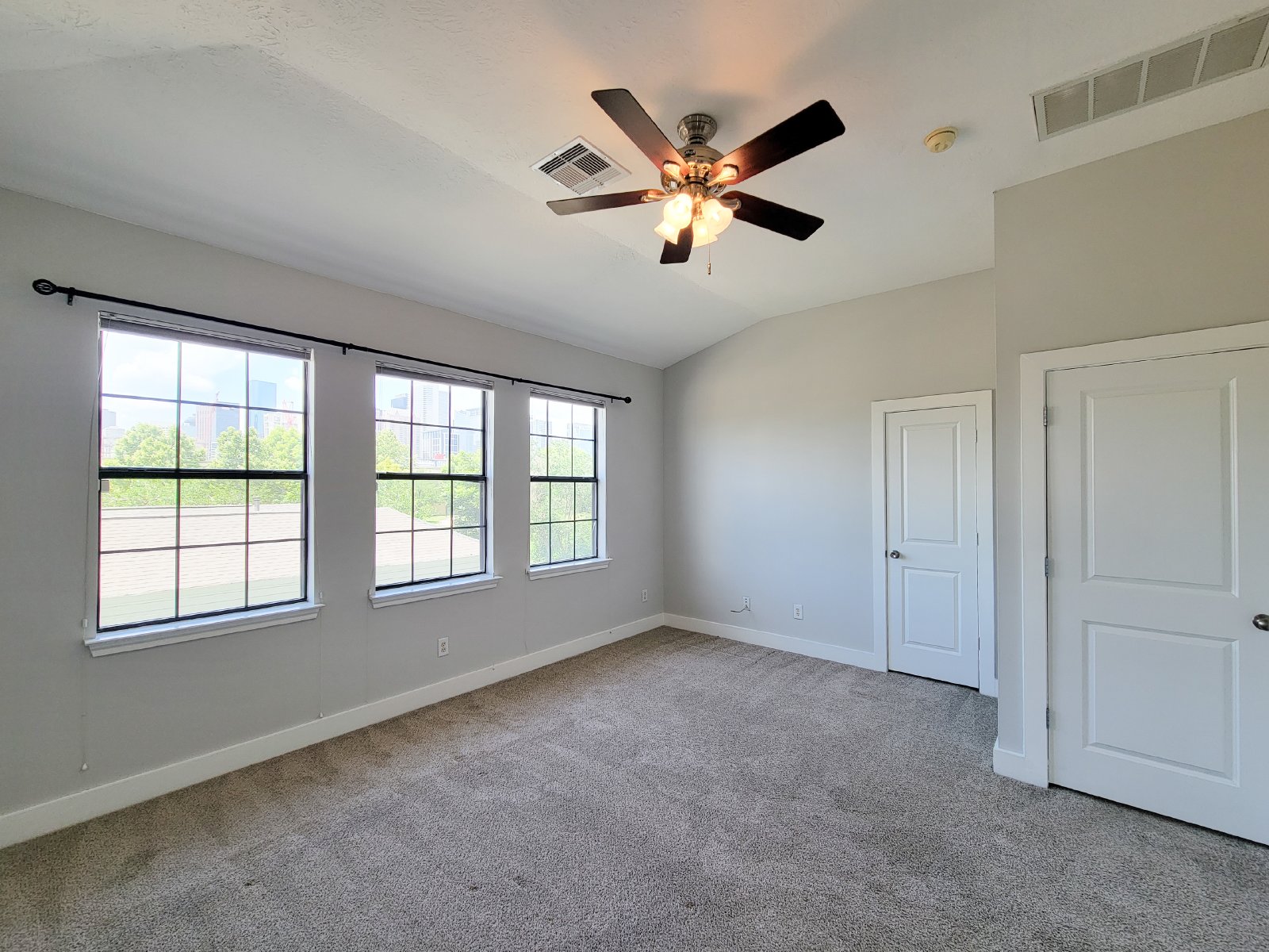 3 Bed Townhome in 77003 Near Minute Maid Park + First-Floor Living property image