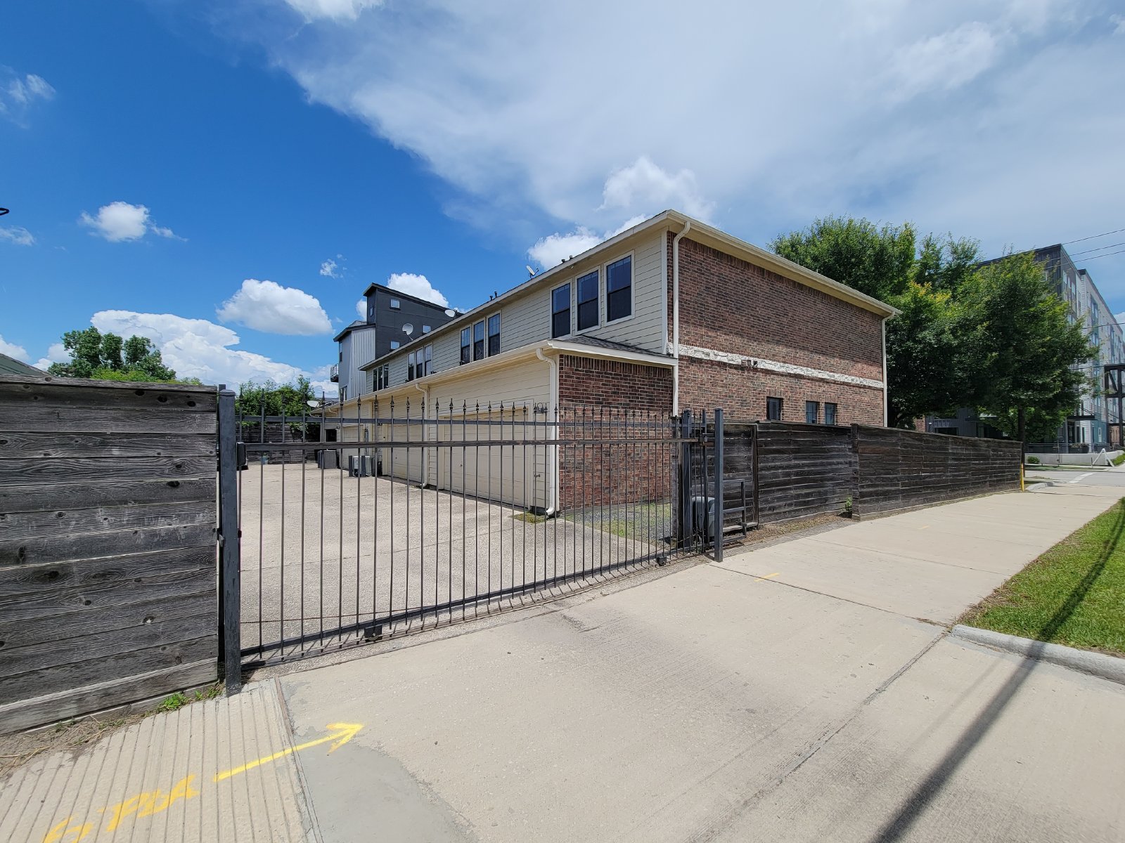 3 Bed Townhome in 77003 Near Minute Maid Park + First-Floor Living property image