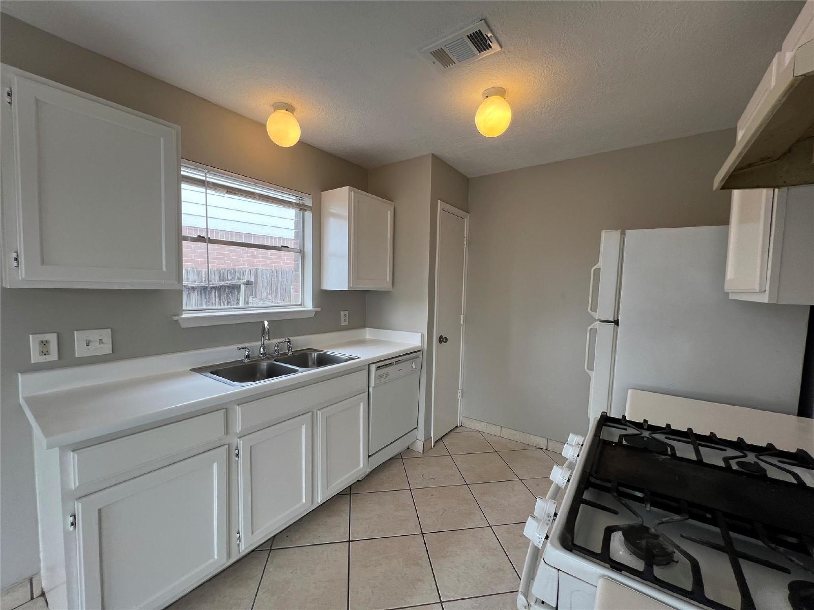 3 Bed Single Family Home in Houston 77088 with 2-Car Garage property image