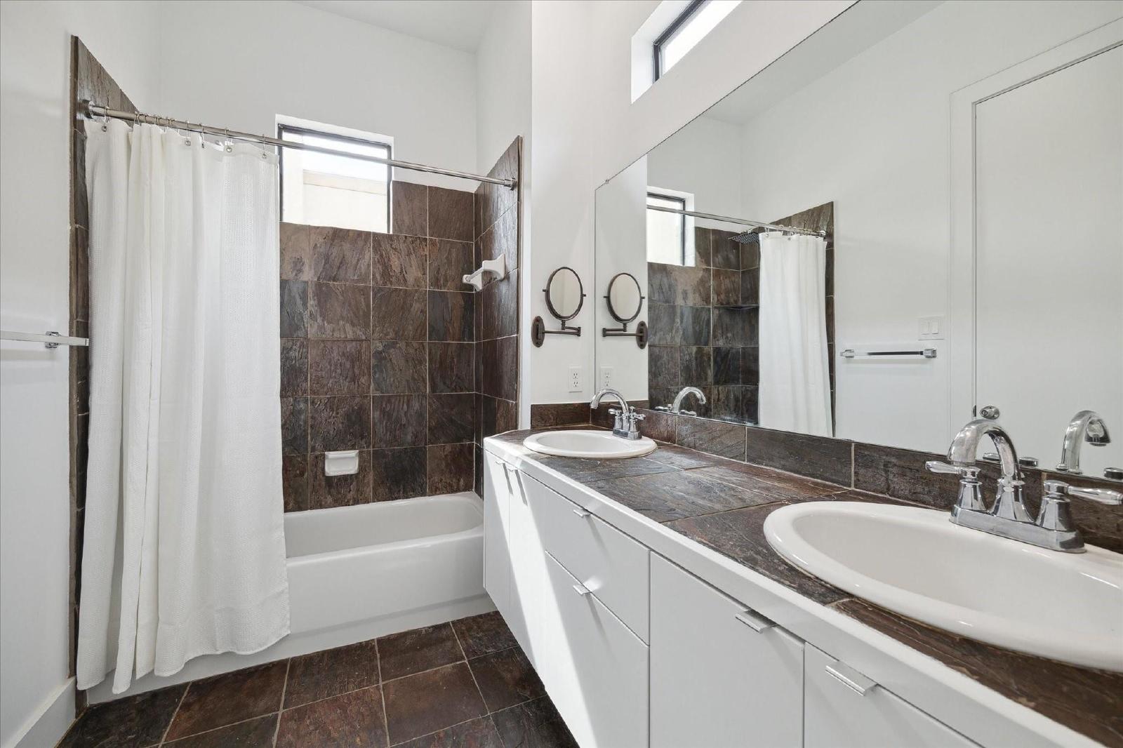 3 Bed Home for Rent in Greater Heights 77008 | 2-Car Garage + Private Backyard property image