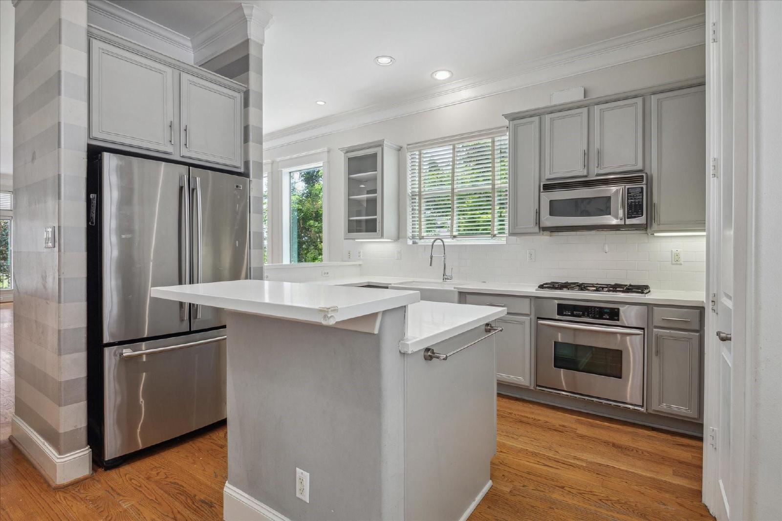 3 Bed Townhome for Rent in 77030 Near Texas Medical Center property image