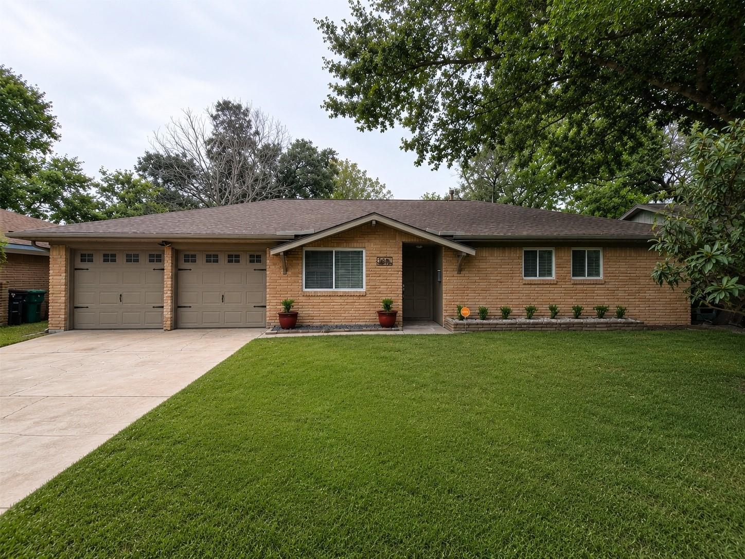 3 Bed Home for Rent in Westbury 77035 with Large Fenced Yard & Deck property image
