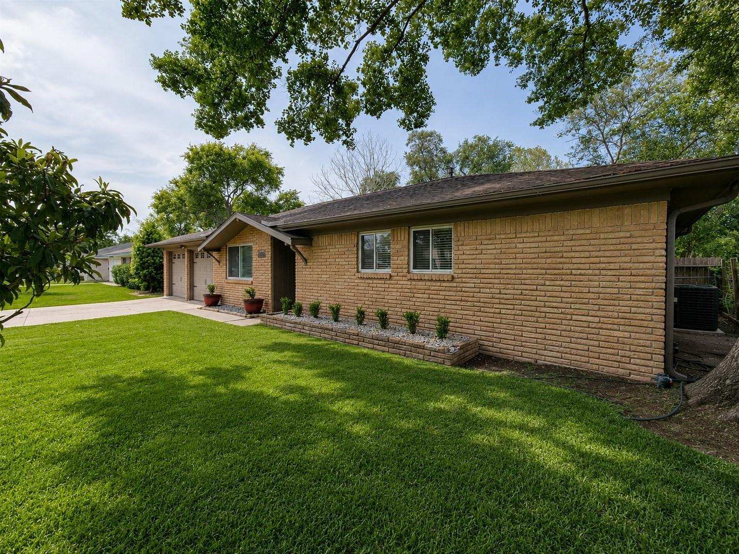 3 Bed Home for Rent in Westbury 77035 with Large Fenced Yard & Deck property image