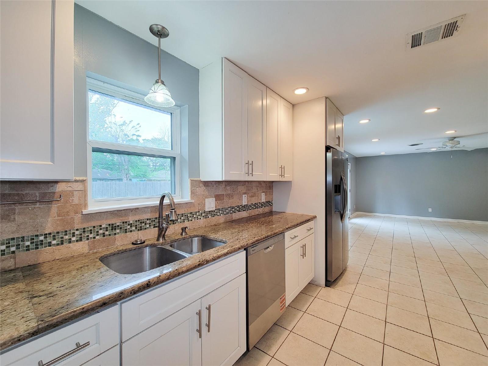 3 Bed Home for Rent in Westbury 77035 with Large Fenced Yard & Deck property image