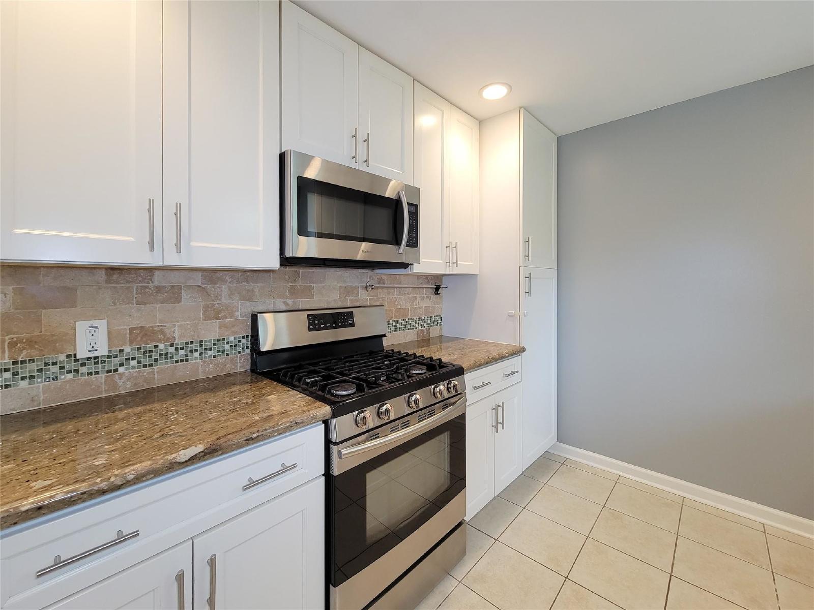 3 Bed Home for Rent in Westbury 77035 with Large Fenced Yard & Deck property image