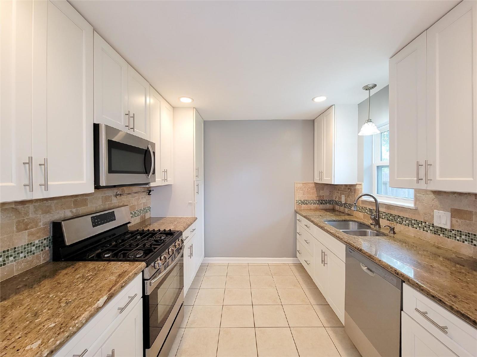 3 Bed Home for Rent in Westbury 77035 with Large Fenced Yard & Deck property image
