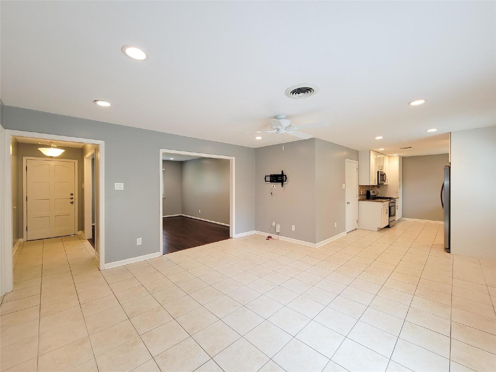 3 Bed Home for Rent in Westbury 77035 with Large Fenced Yard & Deck property image