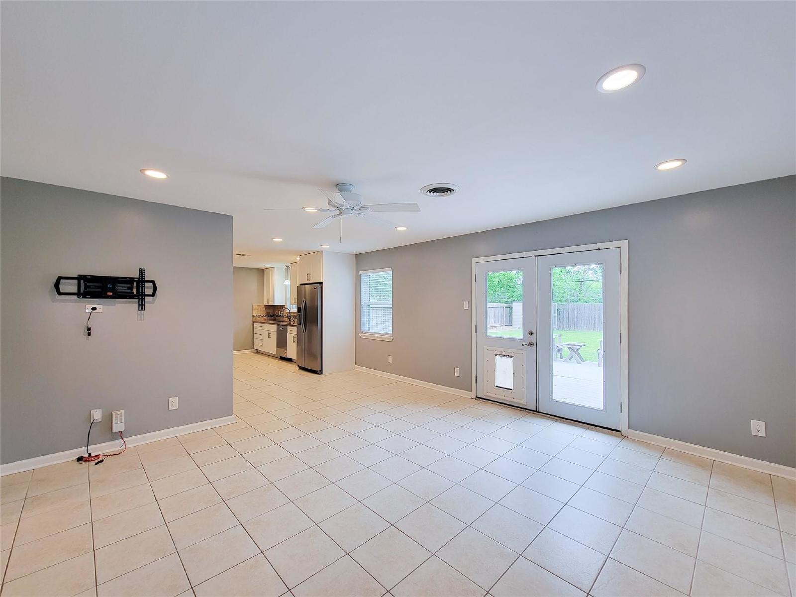 3 Bed Home for Rent in Westbury 77035 with Large Fenced Yard & Deck property image