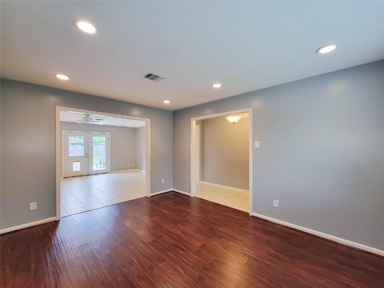 3 Bed Home for Rent in Westbury 77035 with Large Fenced Yard & Deck property image