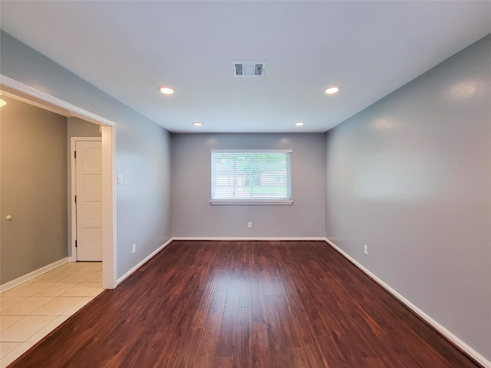 3 Bed Home for Rent in Westbury 77035 with Large Fenced Yard & Deck property image