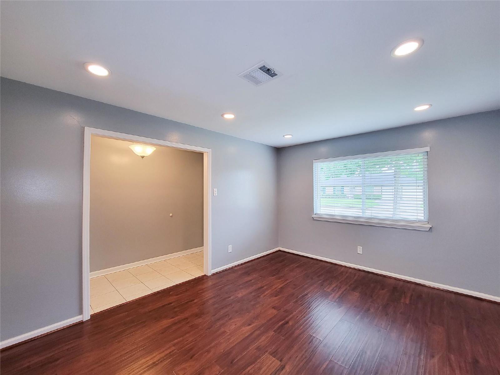 3 Bed Home for Rent in Westbury 77035 with Large Fenced Yard & Deck property image