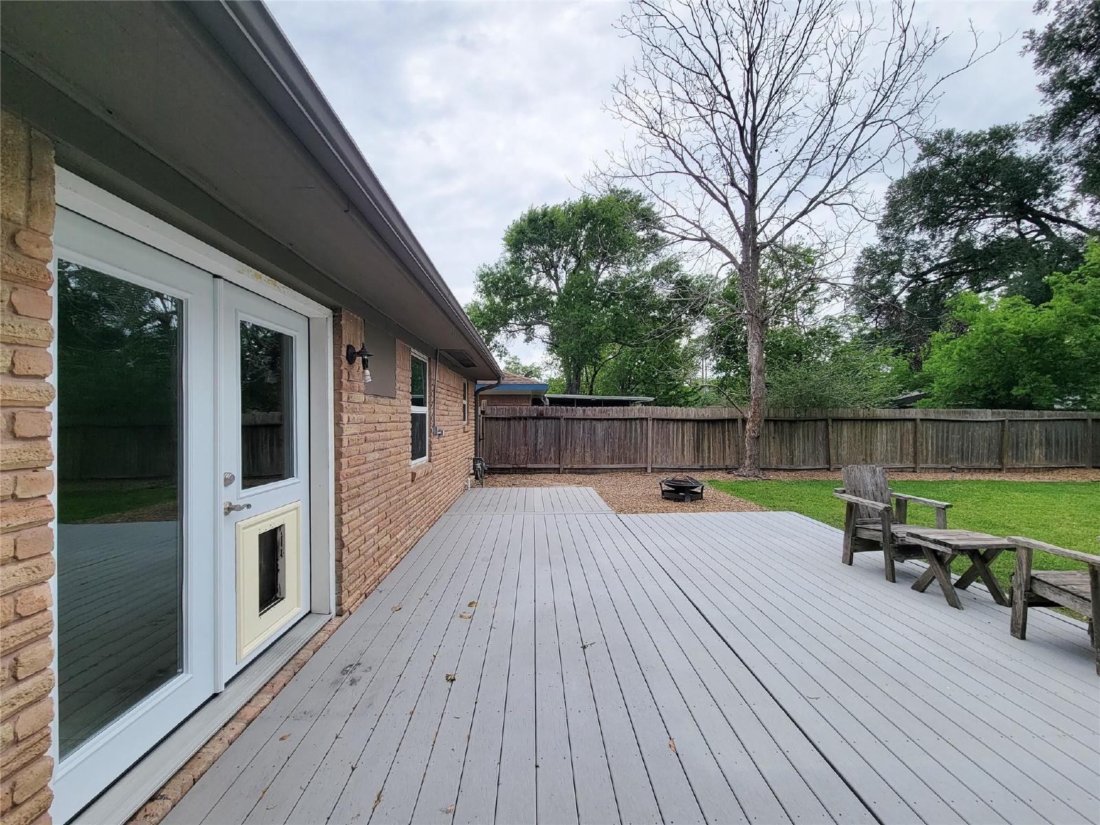 3 Bed Home for Rent in Westbury 77035 with Large Fenced Yard & Deck property image