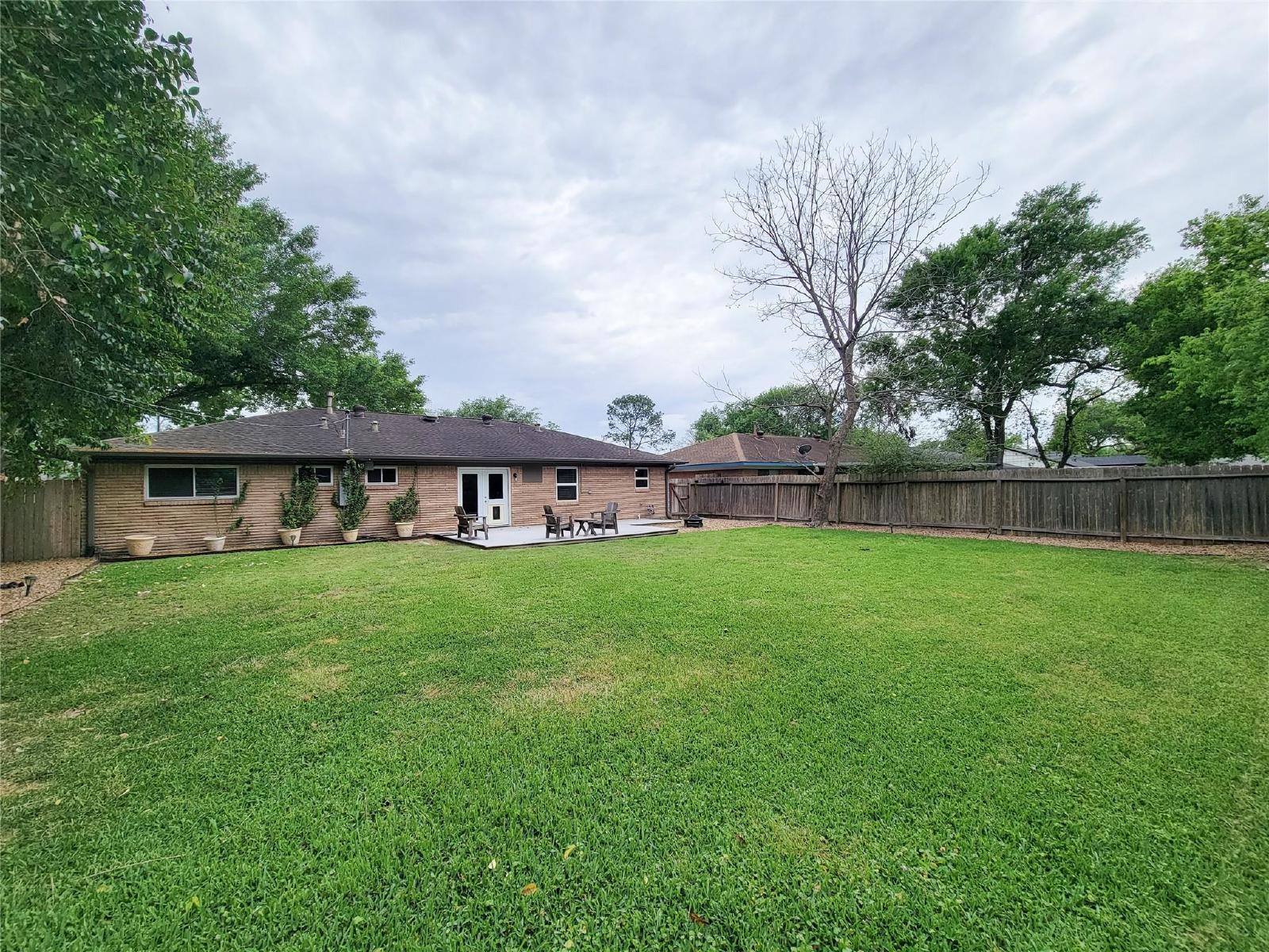 3 Bed Home for Rent in Westbury 77035 with Large Fenced Yard & Deck property image