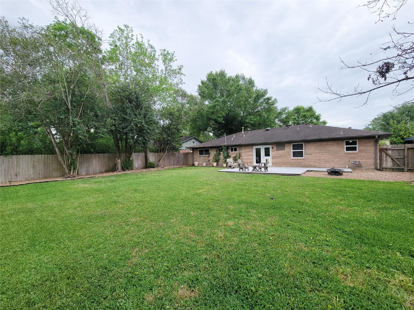 3 Bed Home for Rent in Westbury 77035 with Large Fenced Yard & Deck property image
