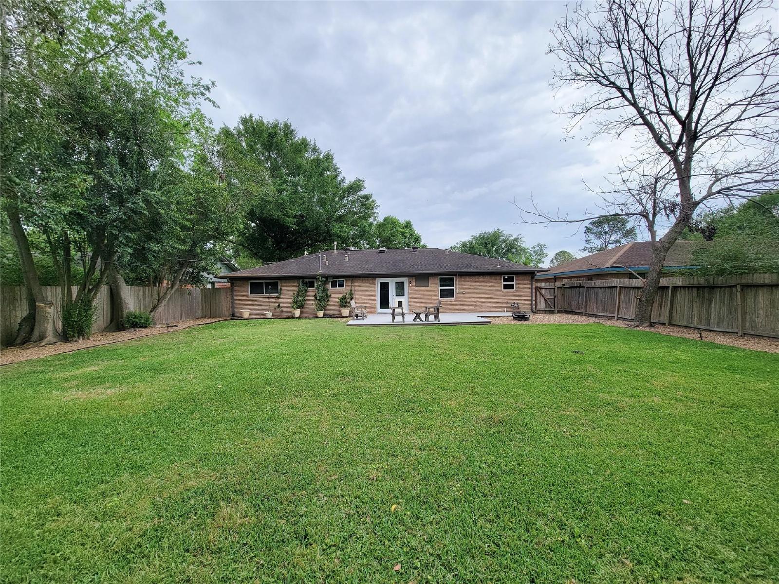 3 Bed Home for Rent in Westbury 77035 with Large Fenced Yard & Deck property image