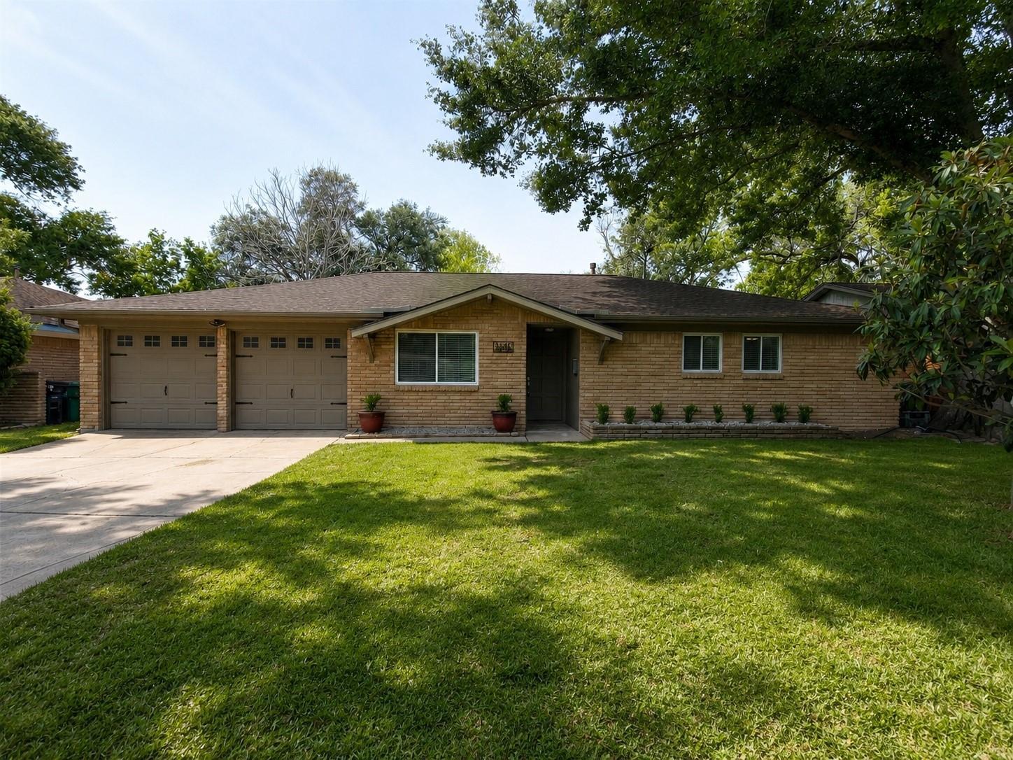 3 Bed Home for Rent in Westbury 77035 with Large Fenced Yard & Deck property image