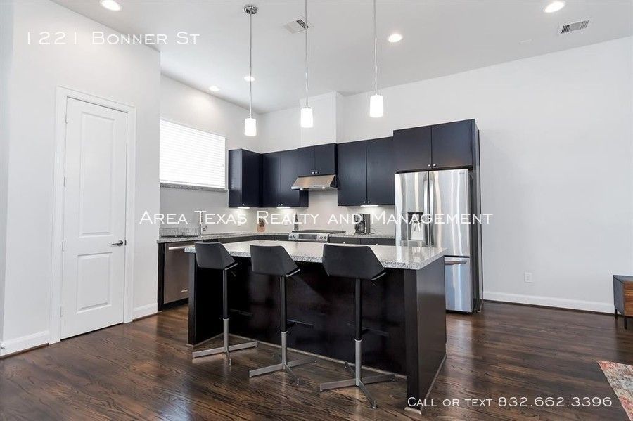 3 Bed Single-Family Home in Rice Military – Houston TX 77007 property image