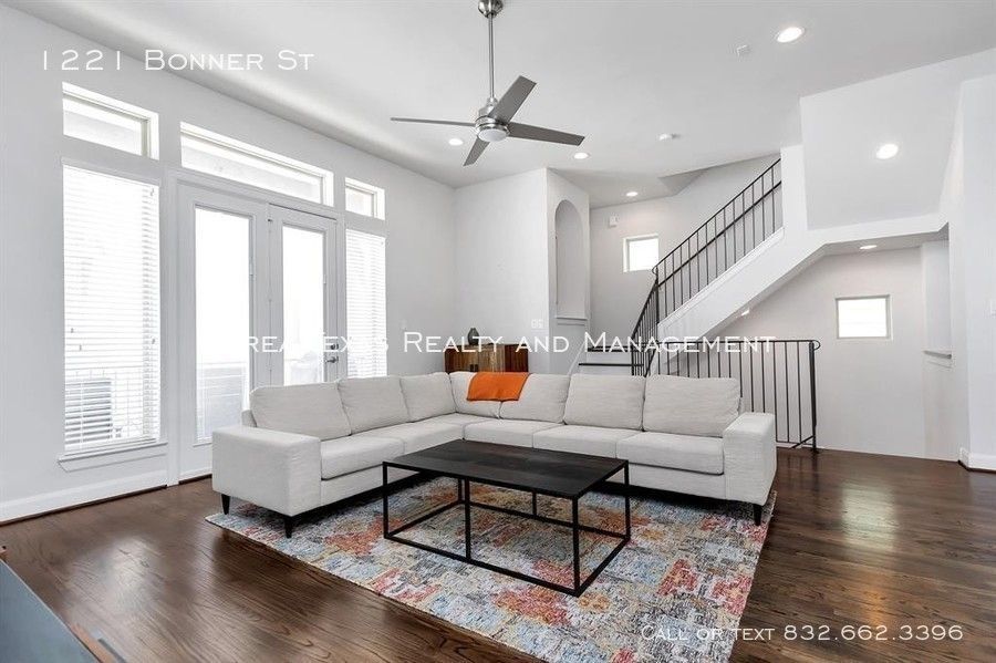 3 Bed Single-Family Home in Rice Military – Houston TX 77007 property image