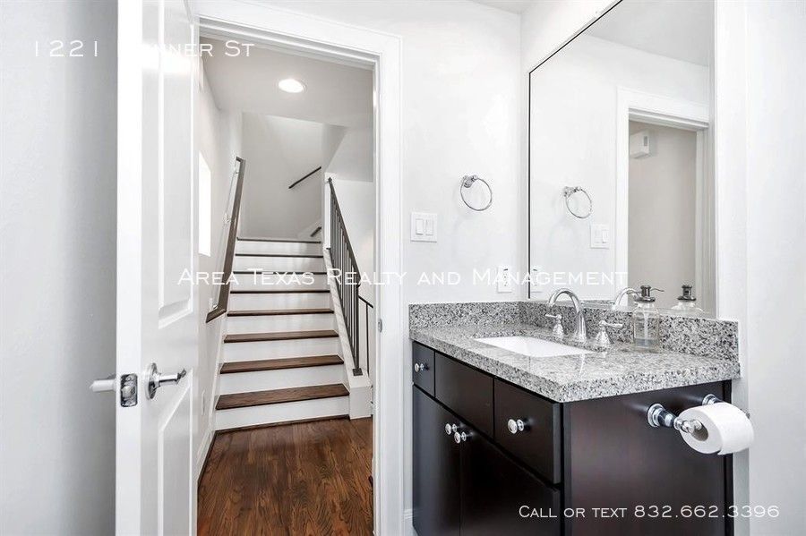 3 Bed Single-Family Home in Rice Military – Houston TX 77007 property image