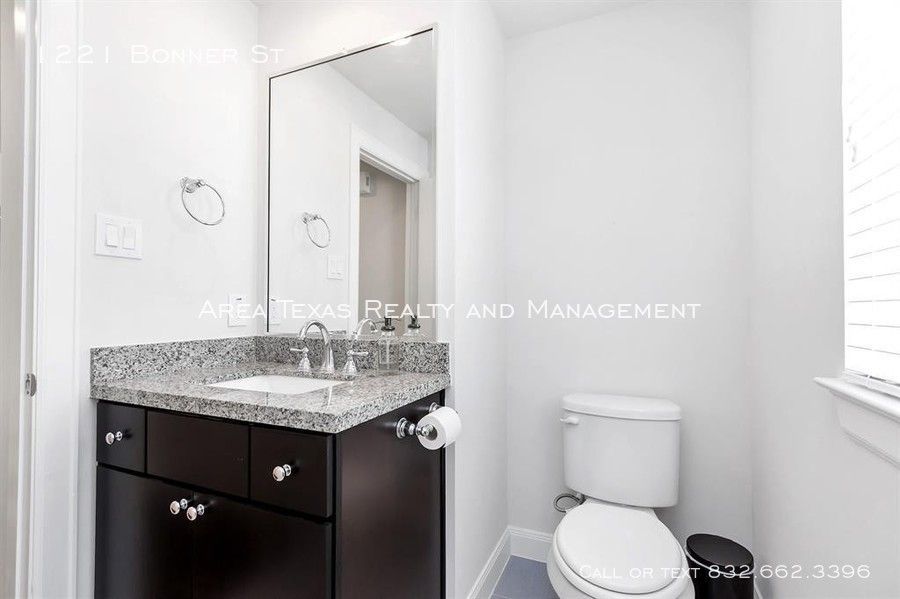 3 Bed Single-Family Home in Rice Military – Houston TX 77007 property image