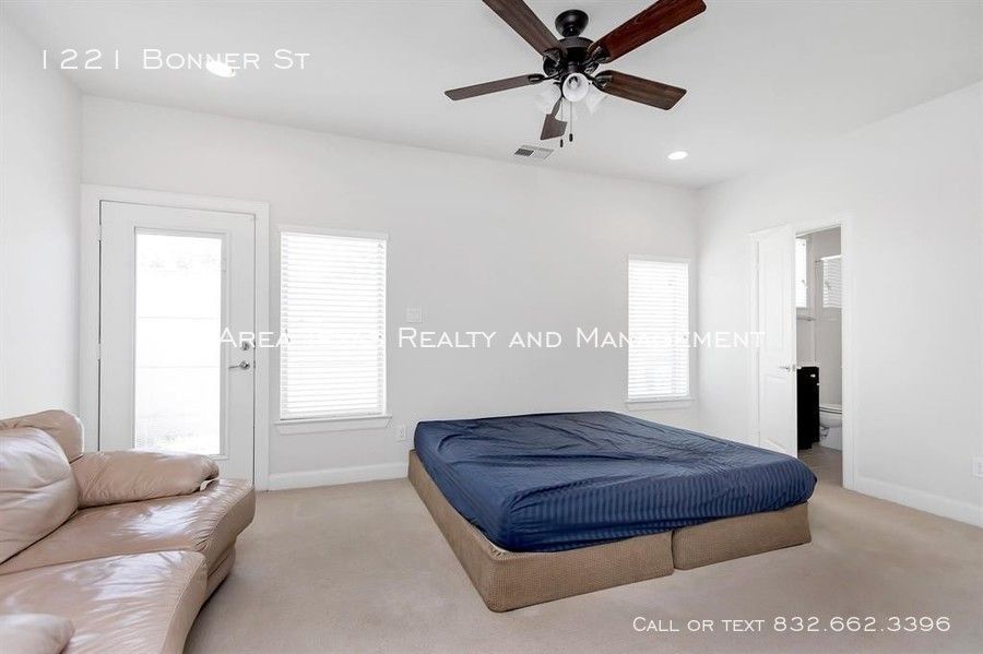 3 Bed Single-Family Home in Rice Military – Houston TX 77007 property image