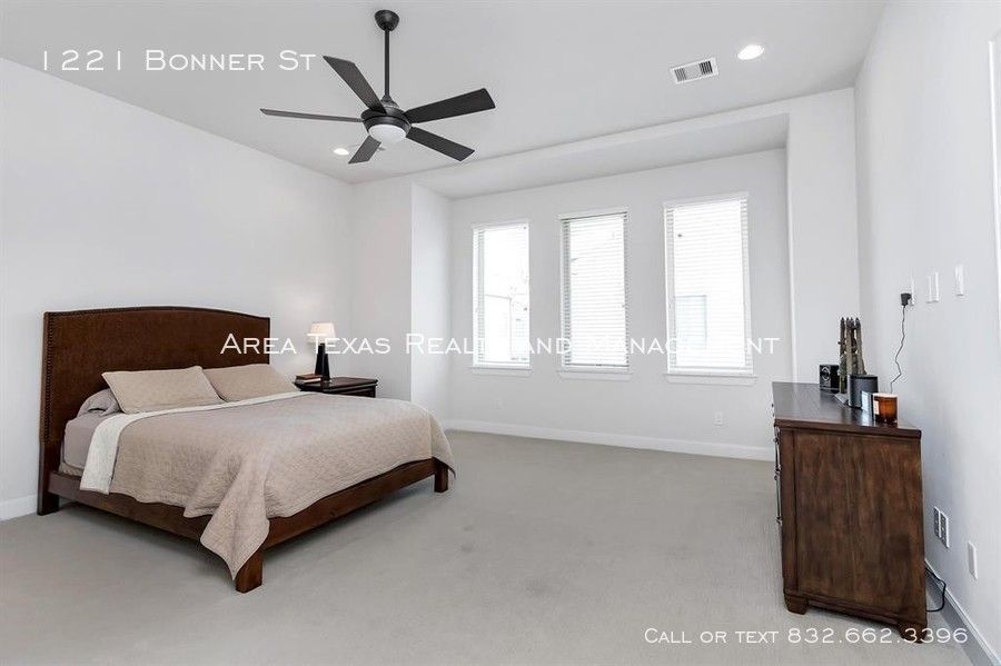 3 Bed Single-Family Home in Rice Military – Houston TX 77007 property image