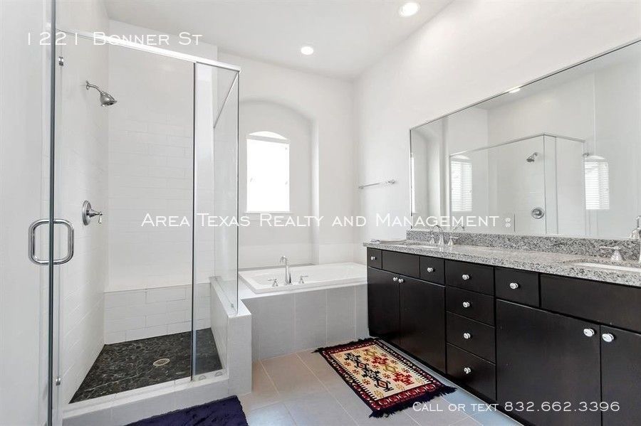 3 Bed Single-Family Home in Rice Military – Houston TX 77007 property image