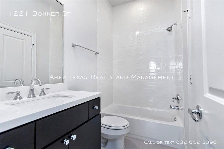 3 Bed Single-Family Home in Rice Military – Houston TX 77007 property image