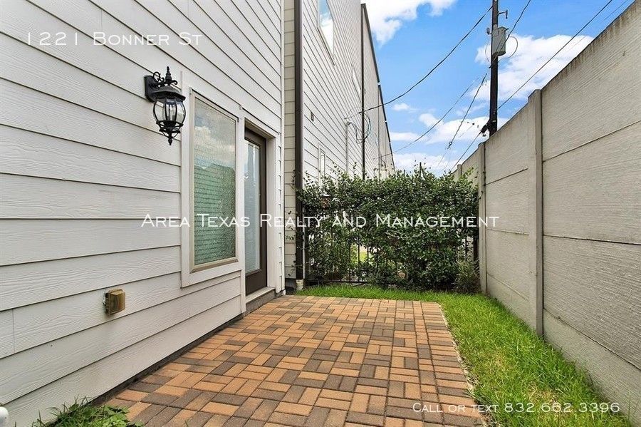 3 Bed Single-Family Home in Rice Military – Houston TX 77007 property image