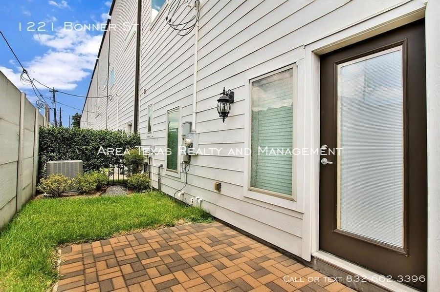 3 Bed Single-Family Home in Rice Military – Houston TX 77007 property image