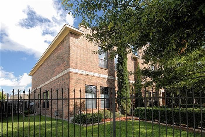 3 Bed Townhome in 77003 Near Minute Maid Park + First-Floor Living property image