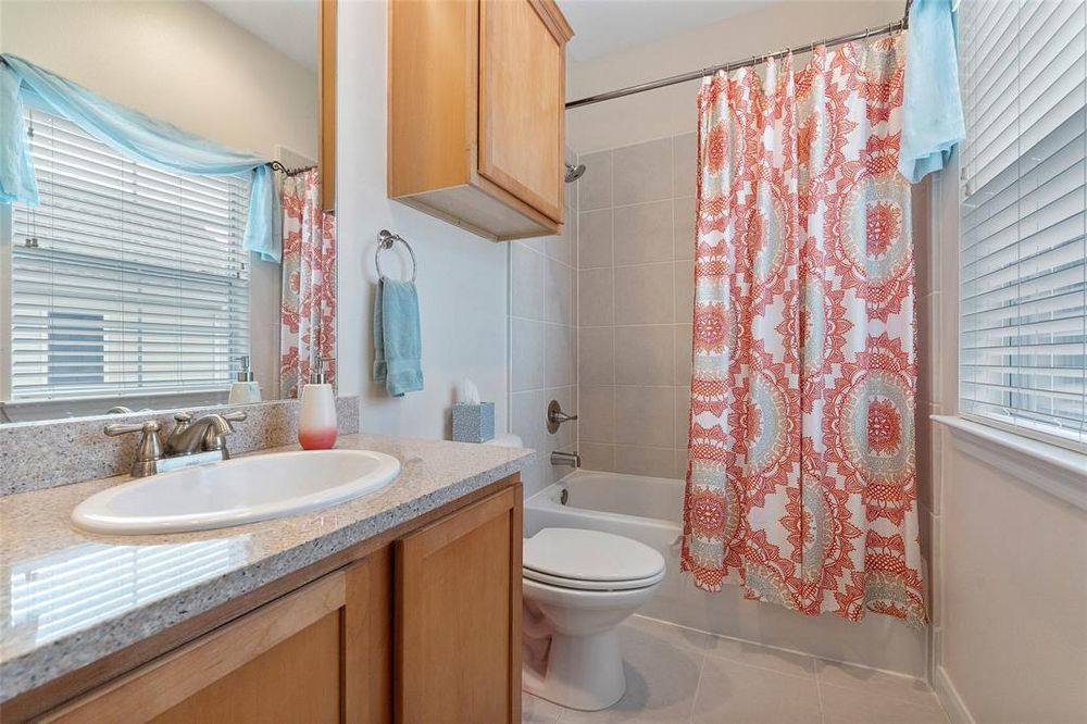 This Condo is The Perfect Blend of Comfort, Convenience & Luxury! property image