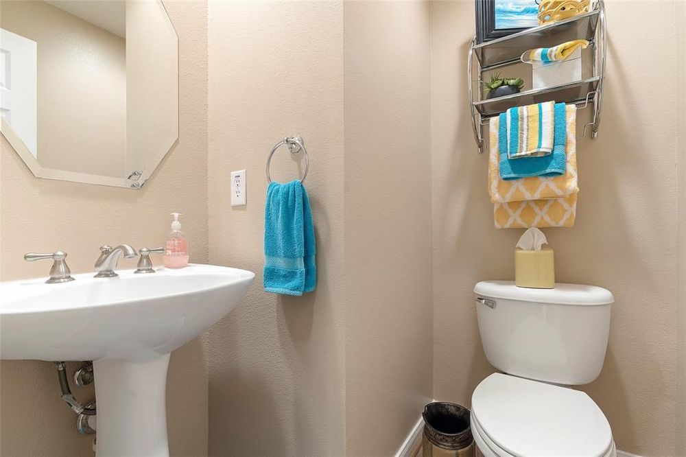 This Condo is The Perfect Blend of Comfort, Convenience & Luxury! property image