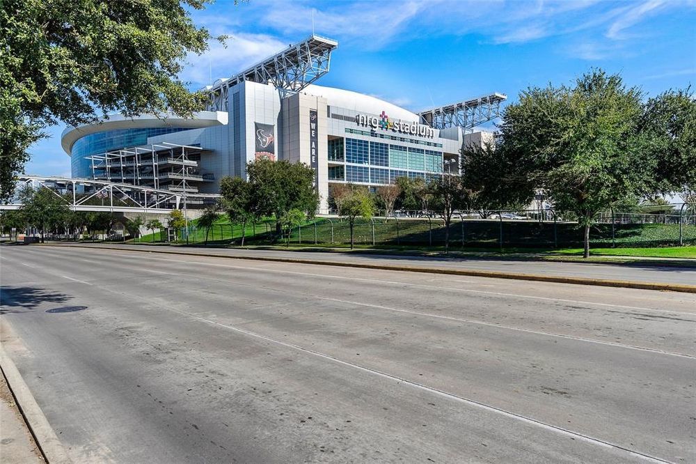 This Condo is The Perfect Blend of Comfort, Convenience & Luxury! property image