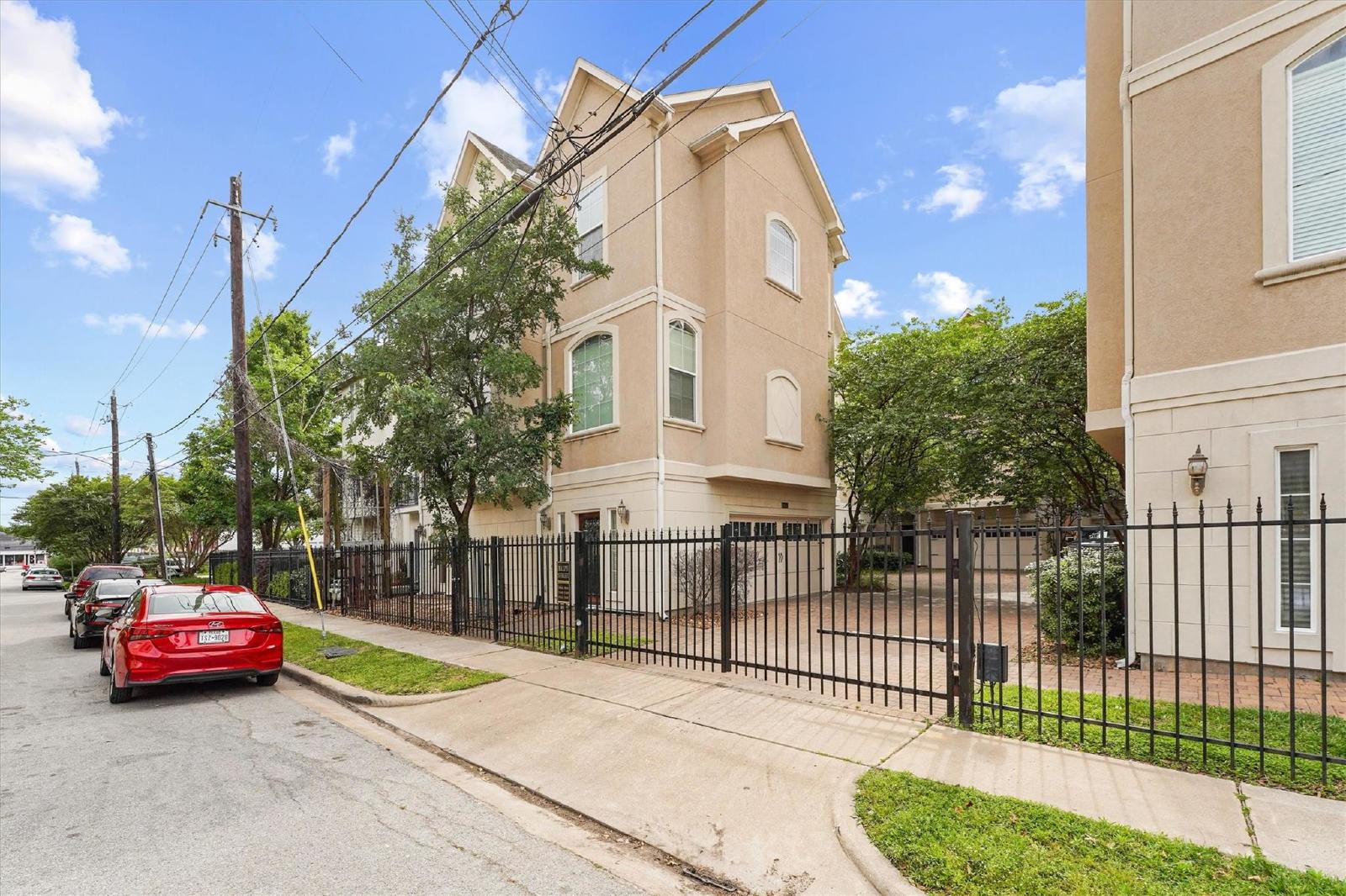 3 Bed Townhouse in 77006 Near Hyde Park property image