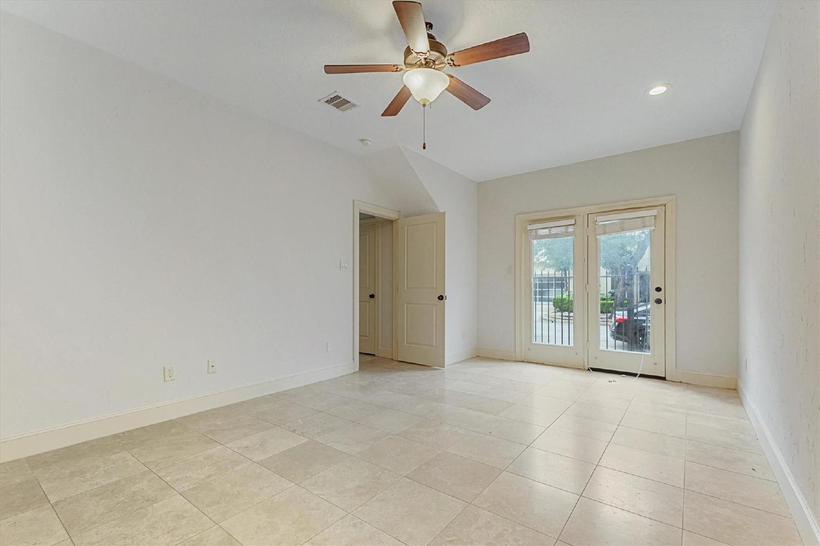 3 Bed Townhouse in 77006 Near Hyde Park property image